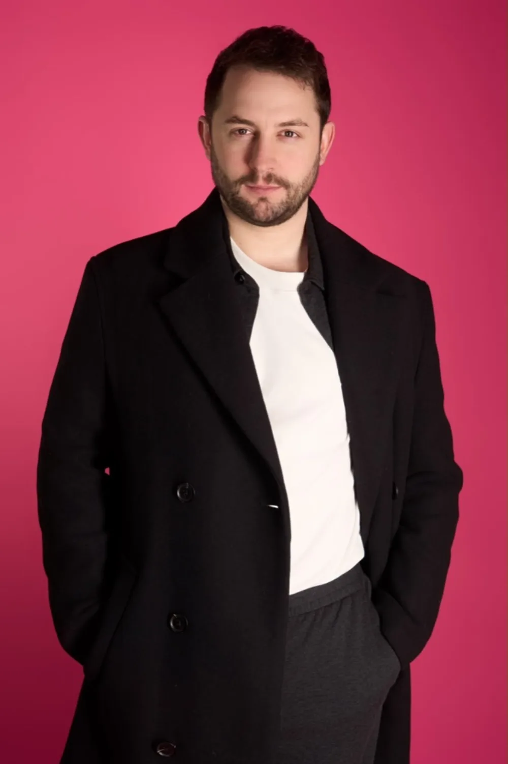 Alberto Frías, retrato con fondo magenta